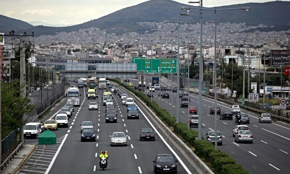 Αθηνών-Λαμίας: Μποτιλιάρισμα προκλήθηκε από τεθωρακισμένα οχήματα του Στρατού (Εικόνες)